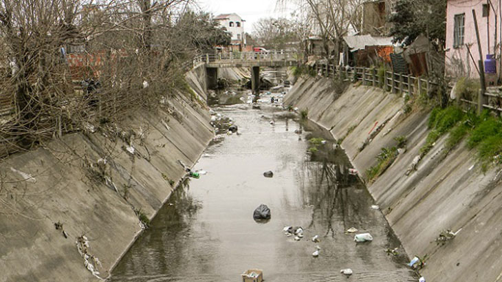 Un arroyo Claro oscuro