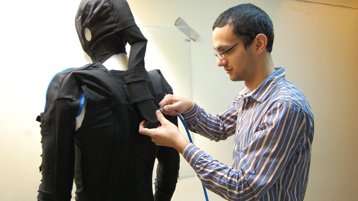 Un traje para ayudar a personas con problemas motrices de origen cerebral